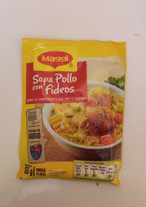 Sopa de pollo con fideos