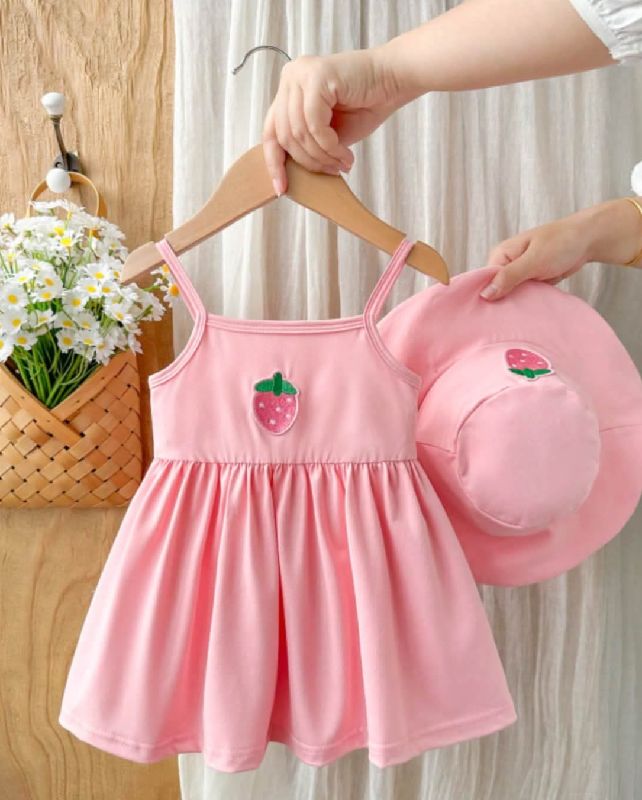 VESTIDO ROSADO CON SOMBRERO ESTAMPADO DE FRESA