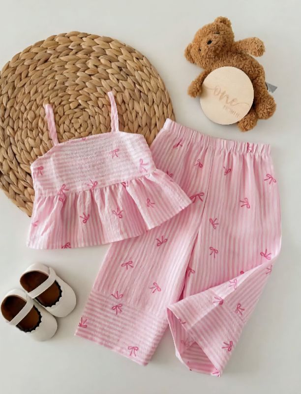 CONJUNTO ROSA A RAYAS CON DETALLES DE LAZO