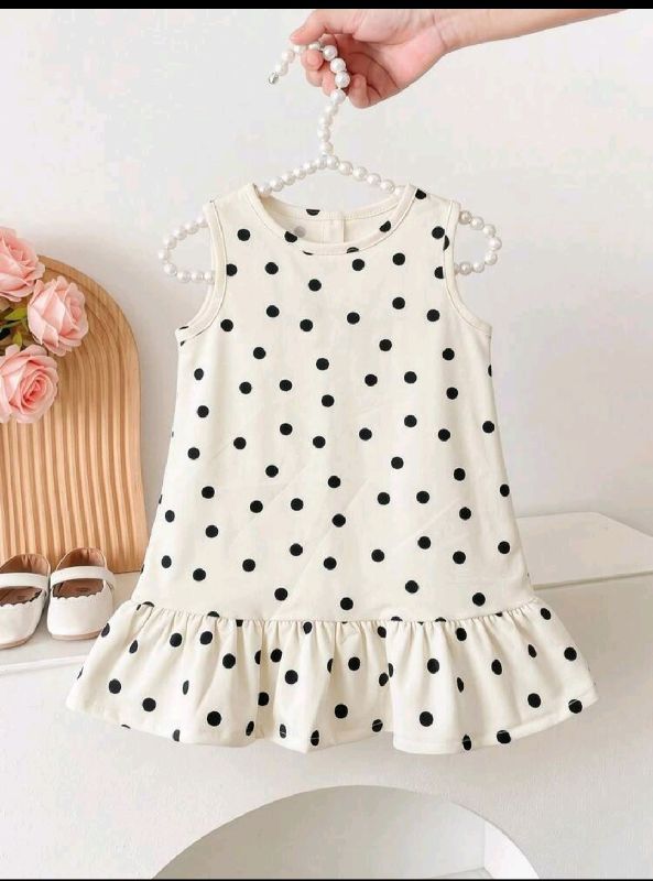 VESTIDO BLANCO LUNARES NEGROS VUELO EN LA PARTE INFERIOR
