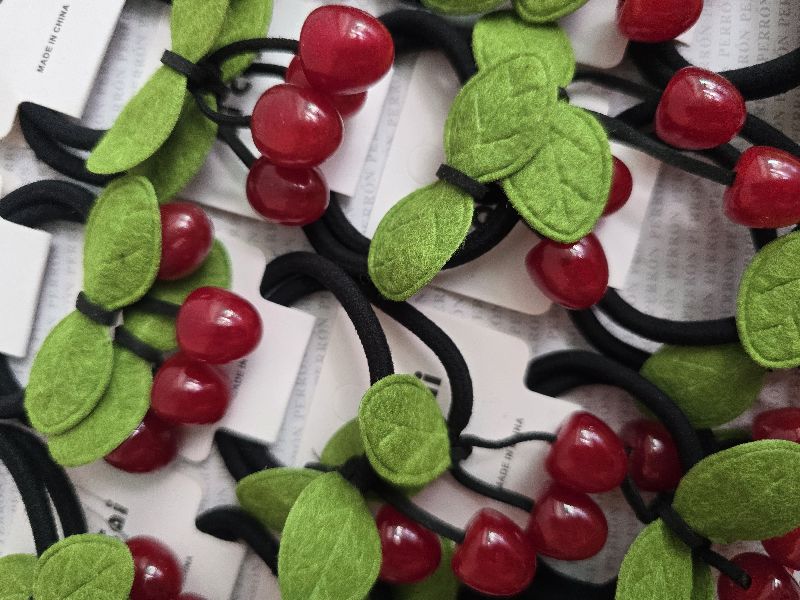 COLAS DE CEREZAS CON HOJAS VERDES