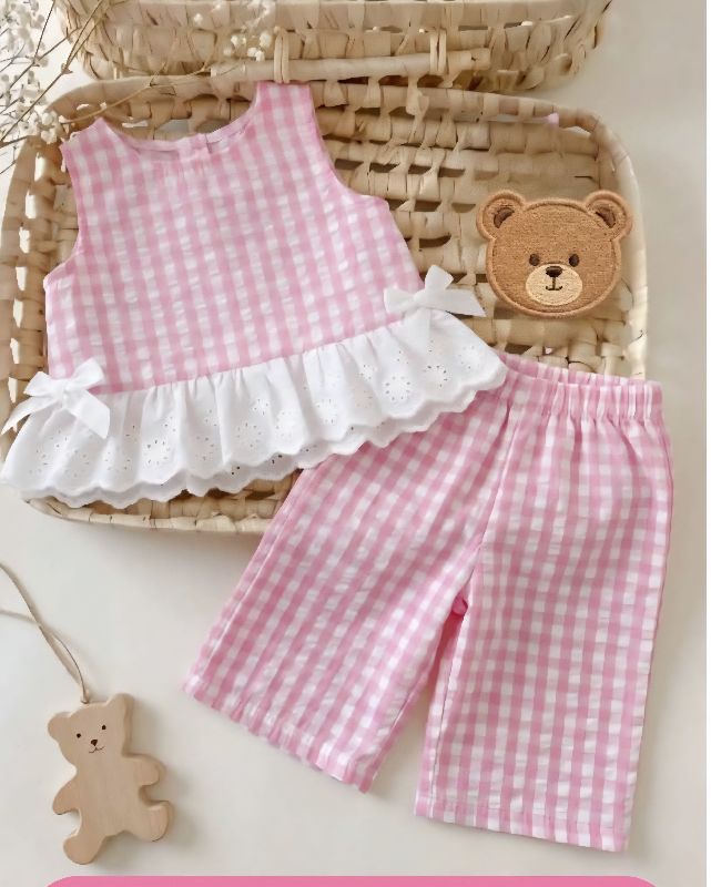 CONJUNTO ROSA DE 2  A CUADROS CON DETALLES BLANCO Y LAZOS BLANCOS