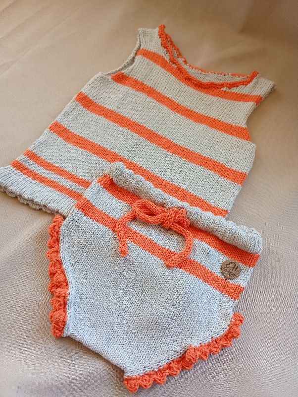 Conjunto naranja y gris remera y Cubrepañal