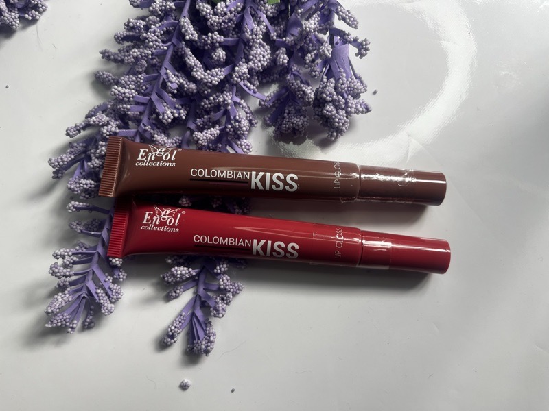 Engol kiss lips
