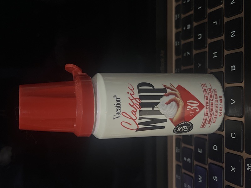 Vacation Classic Whip SPF 30 🍦☀️, la versión mini de 40 g que parece crema batida.