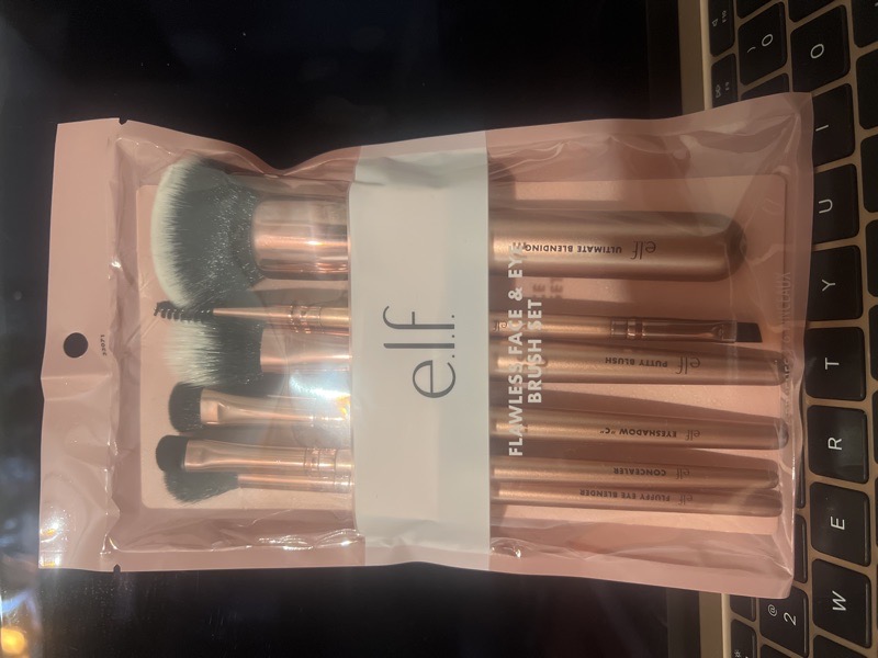 e.l.f. Flawless Face & Eye Brush Set, un set de 5 brochas con acabado rose gold.