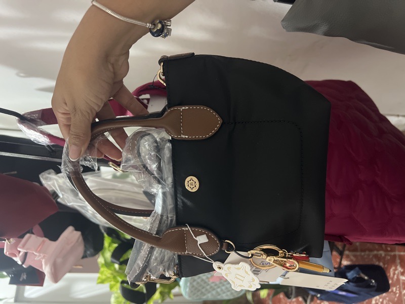 crossbody negra charms