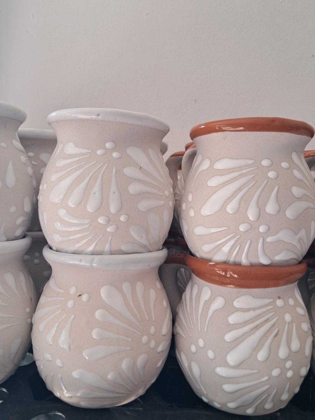 taza de color blanco