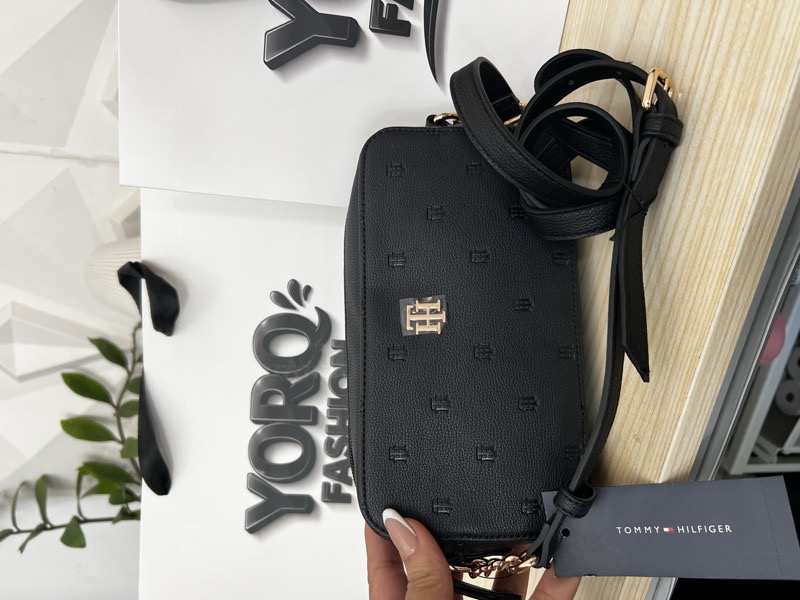 cross Body  Tommy negra con estampados