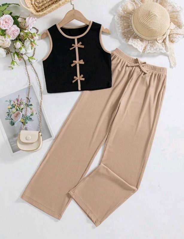 Conjunto Pantalon Beige y Blusa negra Lazo Rosa