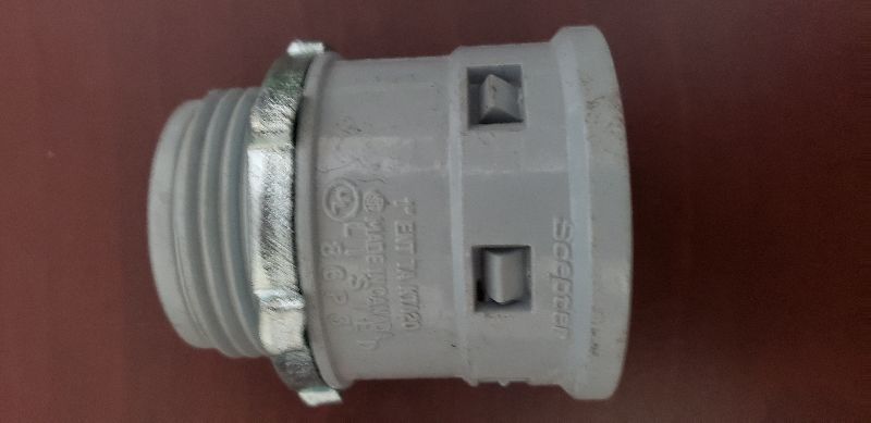 conector gris para tubo conduit flexible de 1"