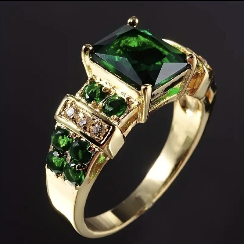 ANILLO DORADO DE ALEACIONES CON ESMERALDAS SINTETICAS