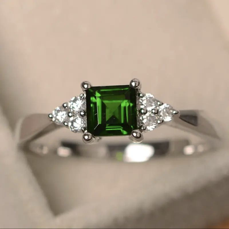 ANILLO PLATEADO CON CIRCONITA VERDE DE ALEACIONES TALLA 7