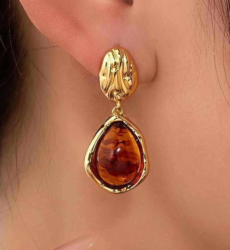aretes con piedra roja dorados