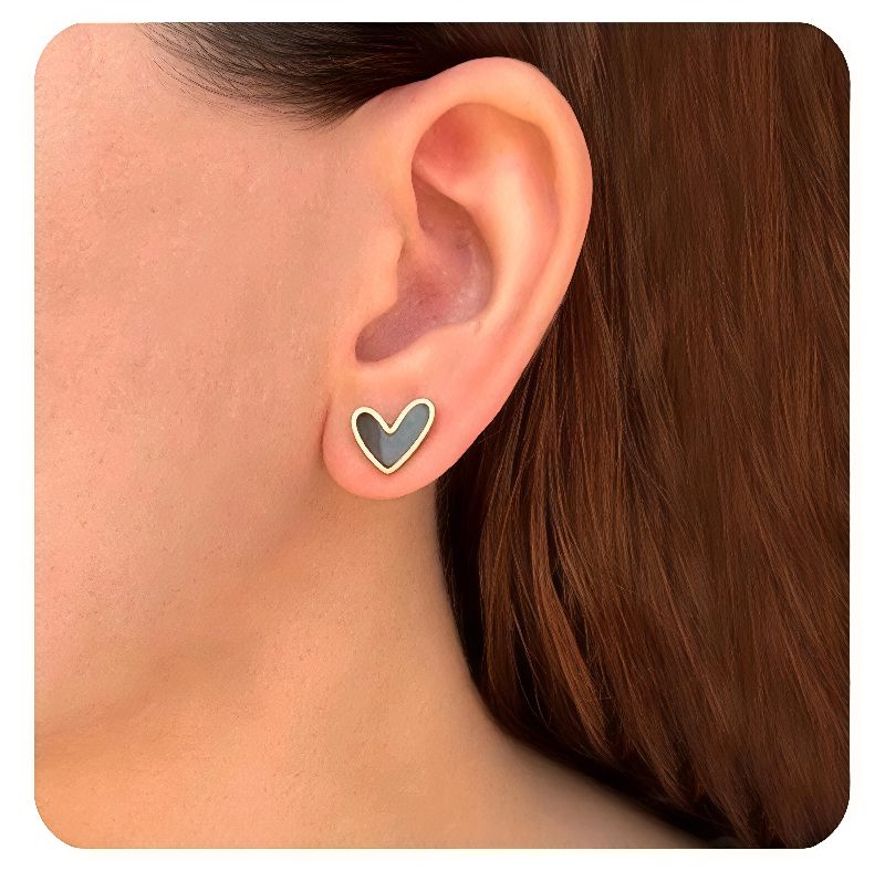 aretes dorados corazón negro