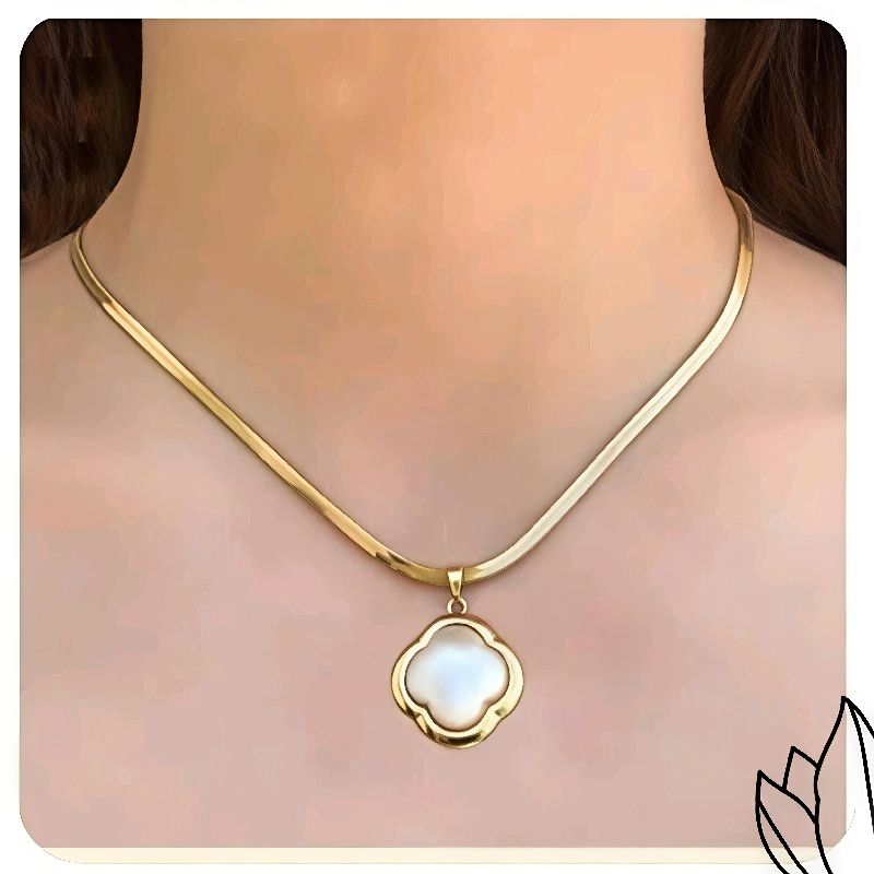 collar trebol blanco dorado
