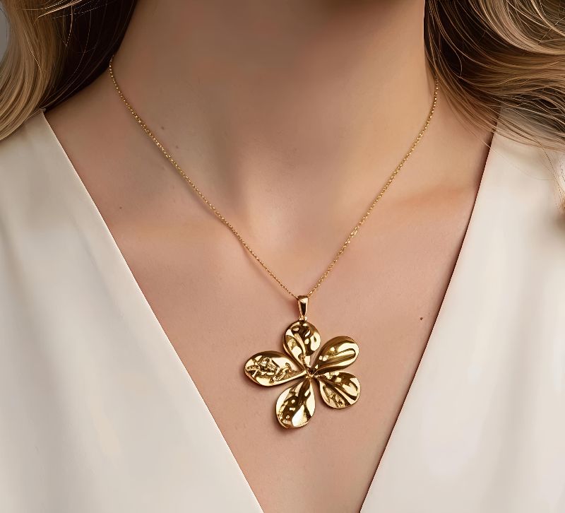 collar flor dorada