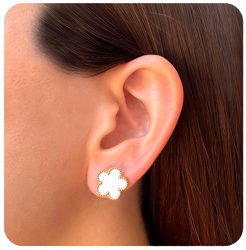 aretes trebol blanco