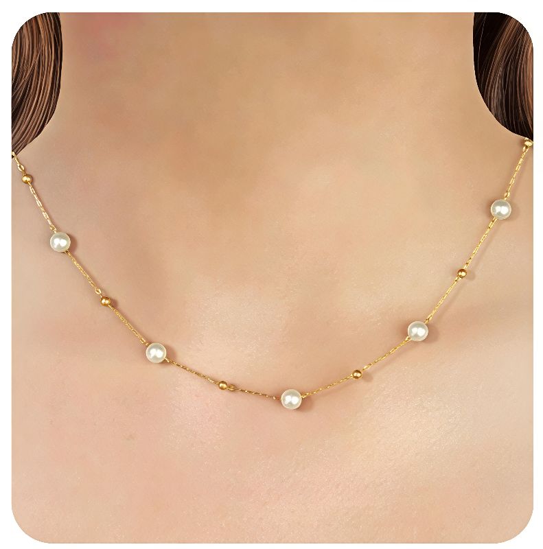 collar dorado con perlitas