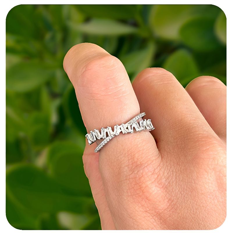 anillo plateado con zirconias