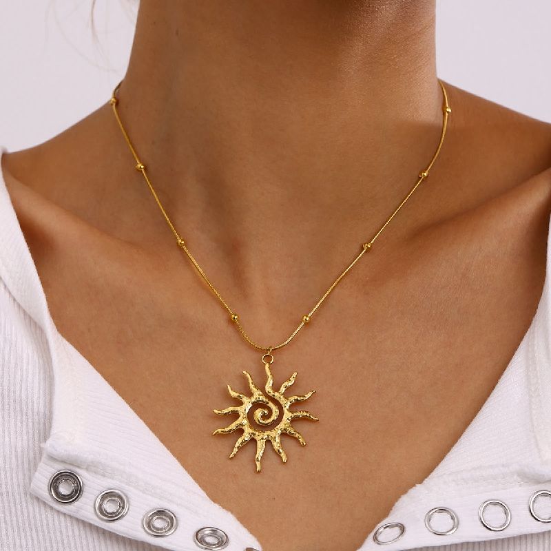 collar sol dorado