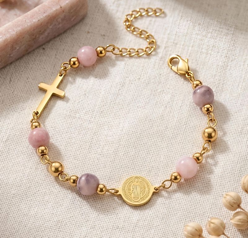 pulsera religiosa dorada piedras rosa - lila
