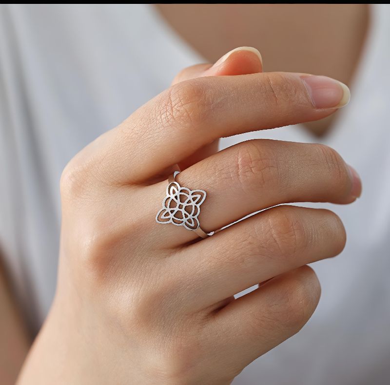 anillo ajustable nudo de bruja plateado