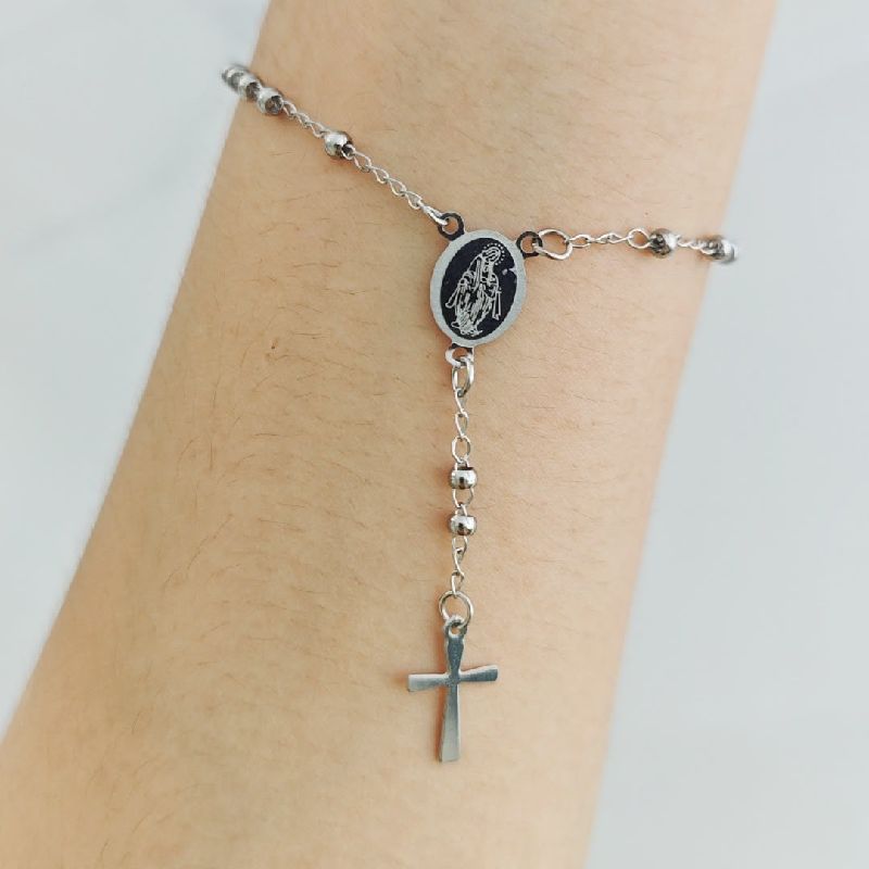 pulsera religiosa plateada con cruz