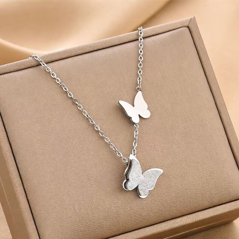 collar mariposa plateada