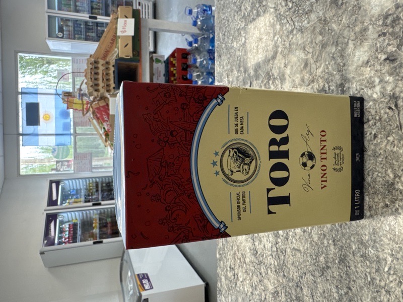 Vino tinto toro tetra