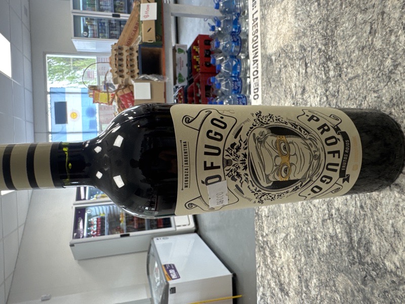 Vino tinto profugo frutos rojos