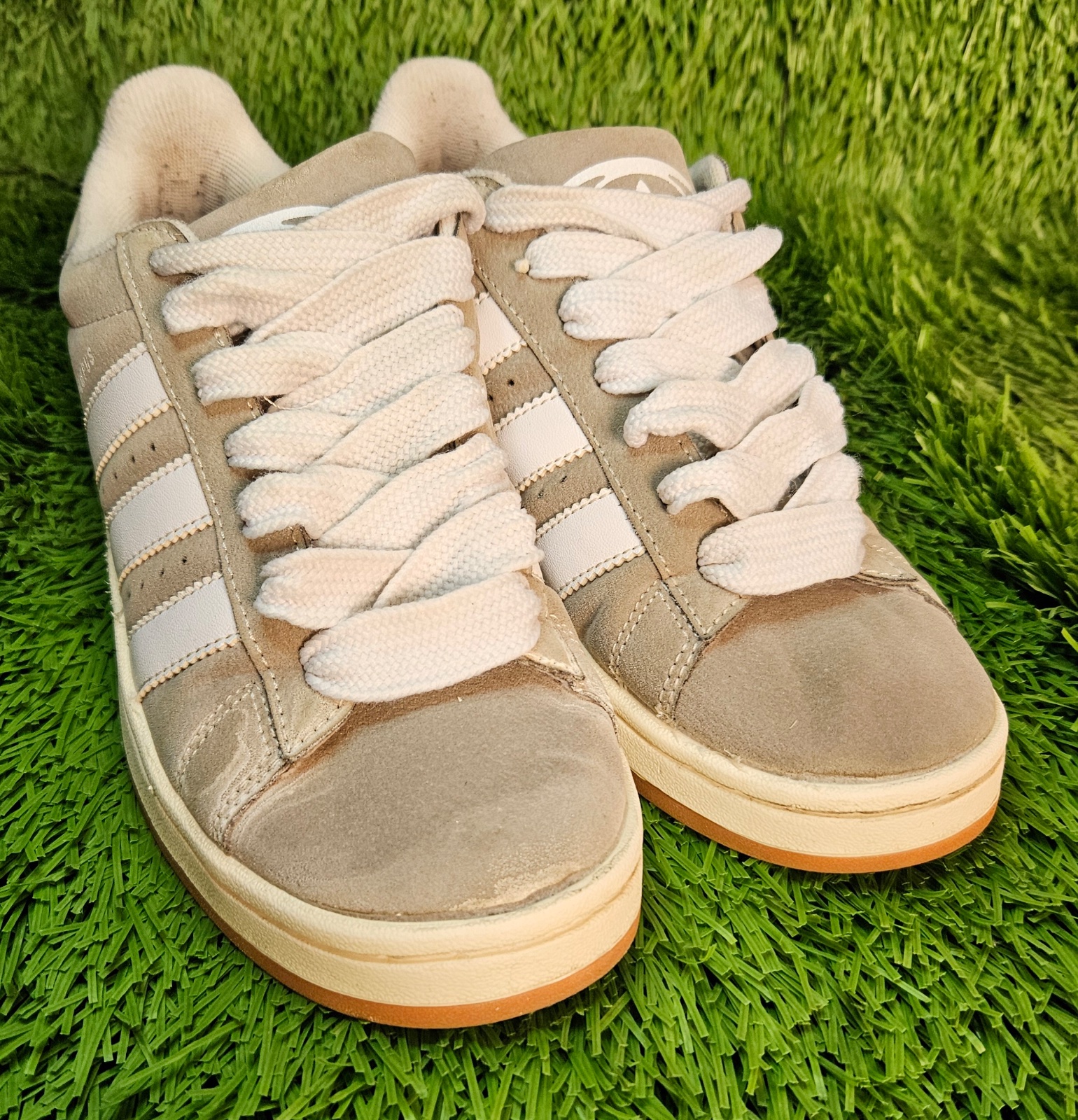 Adidas Originals estilo Campus gris/blanco