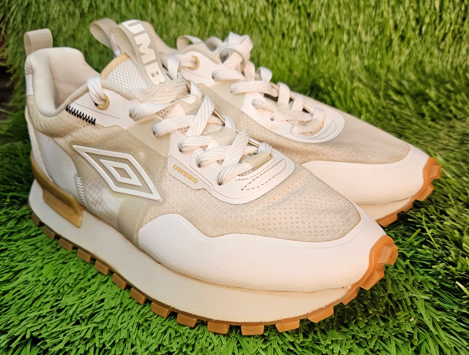 Umbro deportivo beige con suela caramelo