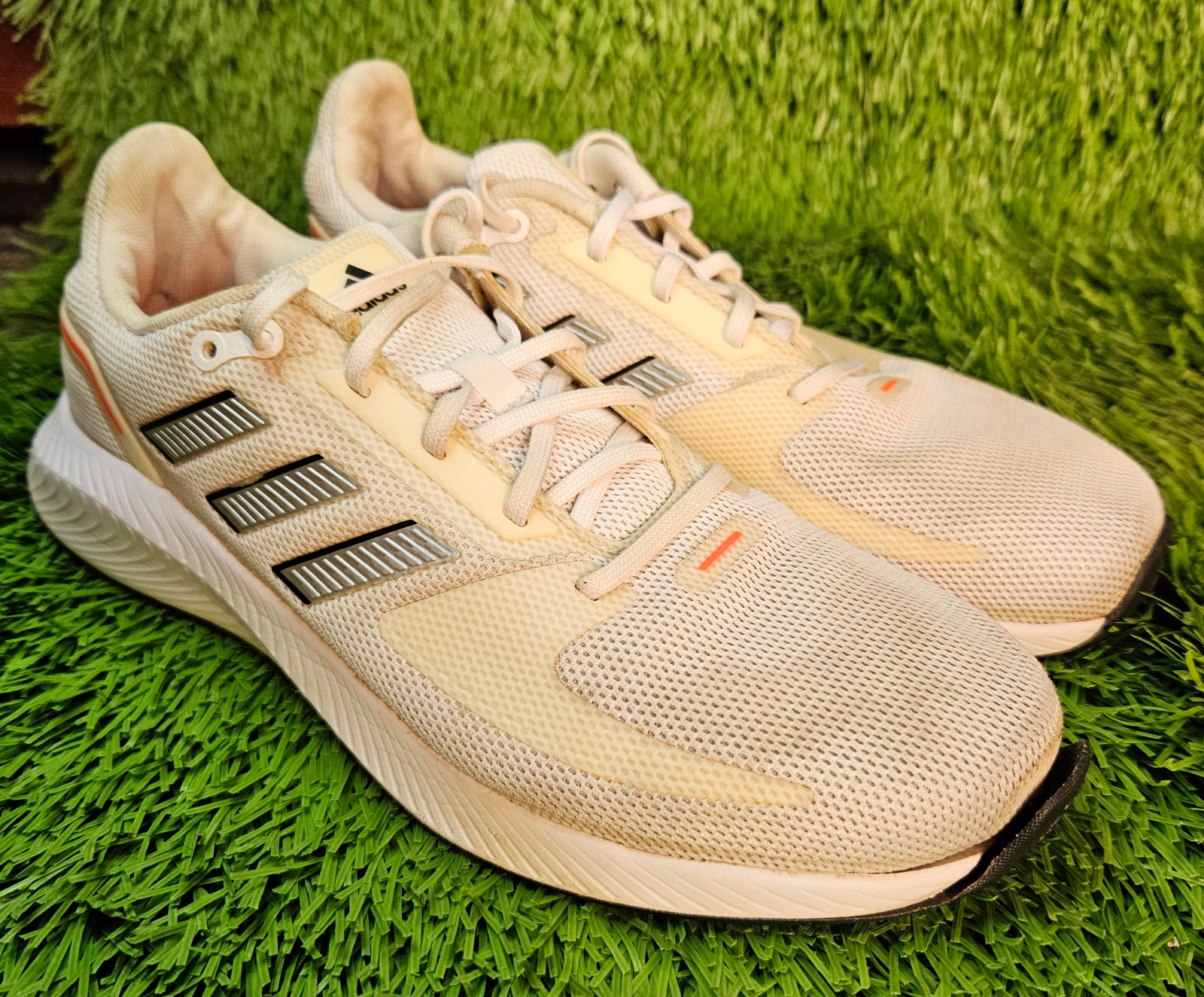 Adidas running blanco con detalles naranja