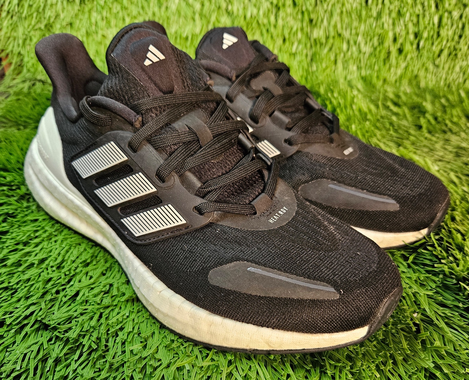 Adidas deportivo negro con detalles grises