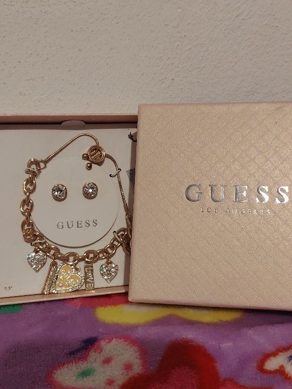 SET PULSERA Y ARETES GUESS