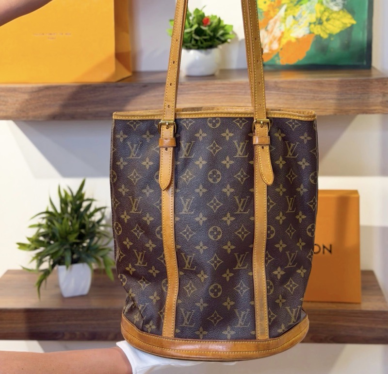 LOUIS VUITTON BUCKET BAG
