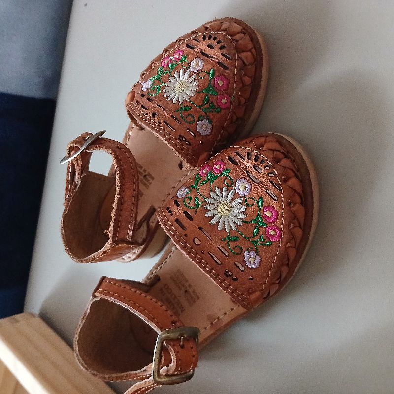 Huaraches de piel , bordado flores 💐