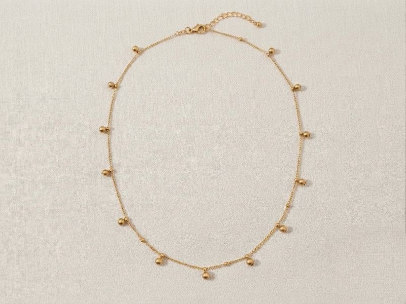 Collar con cuentas esféricas