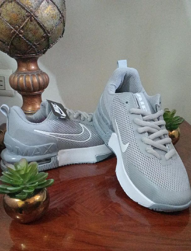 Air-max gris talla 26