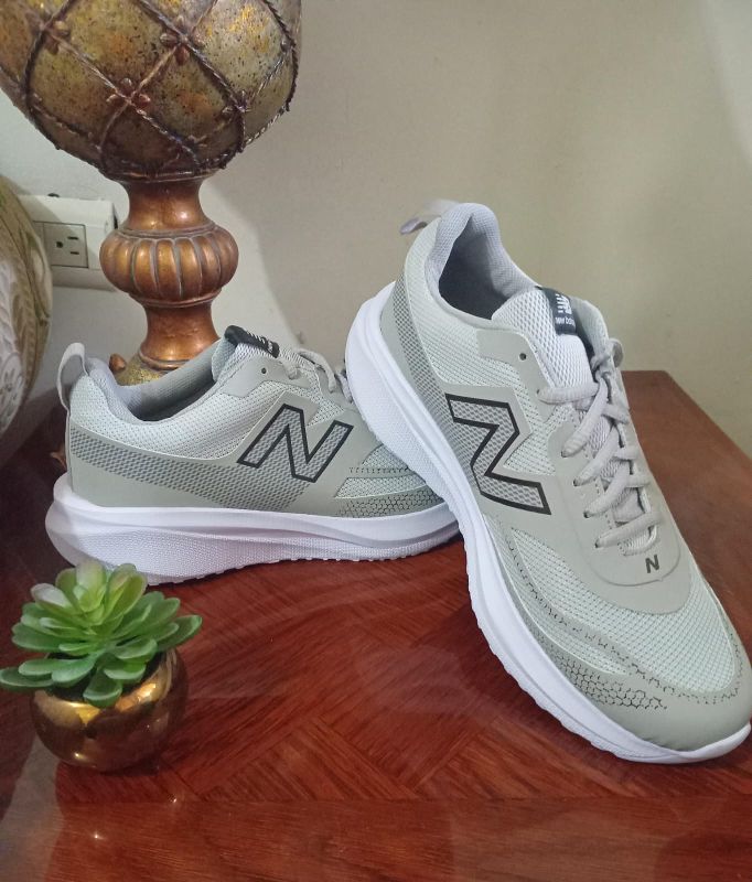 New Balance en color gris