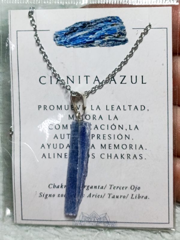 Dije con cadena y tarjetita
